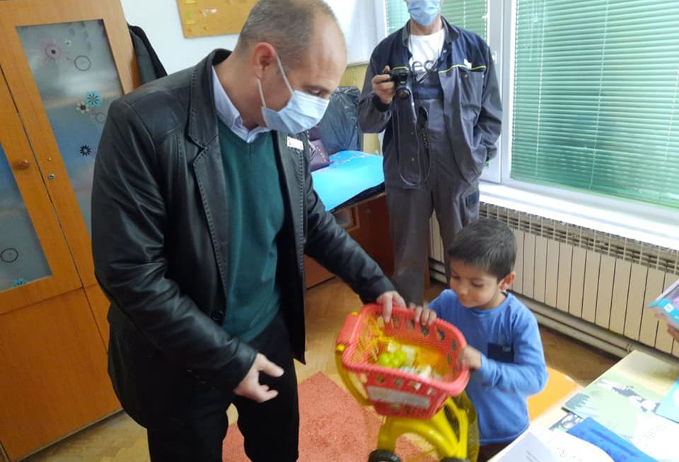 По повод светската недела на детето, Градоначалникот Пекевски им подели подароци на  децата од детската градинка во Берово