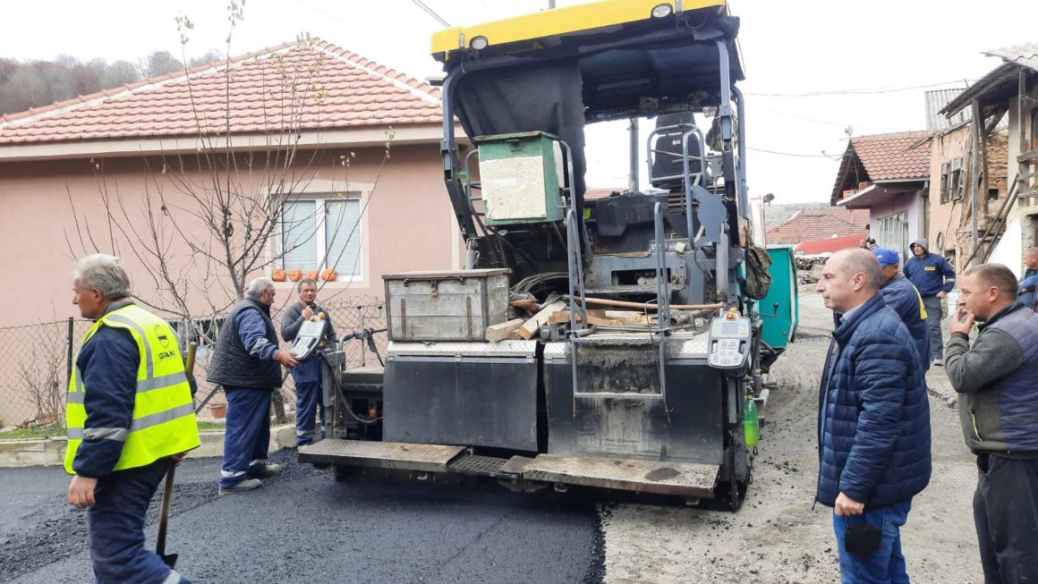 Интензивно се асфалтираат улици во беровско Двориште