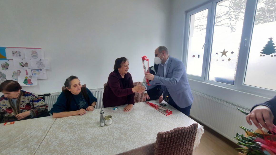 Градоначалникот Пекевски ги посети корисничките од Домот за стари лица