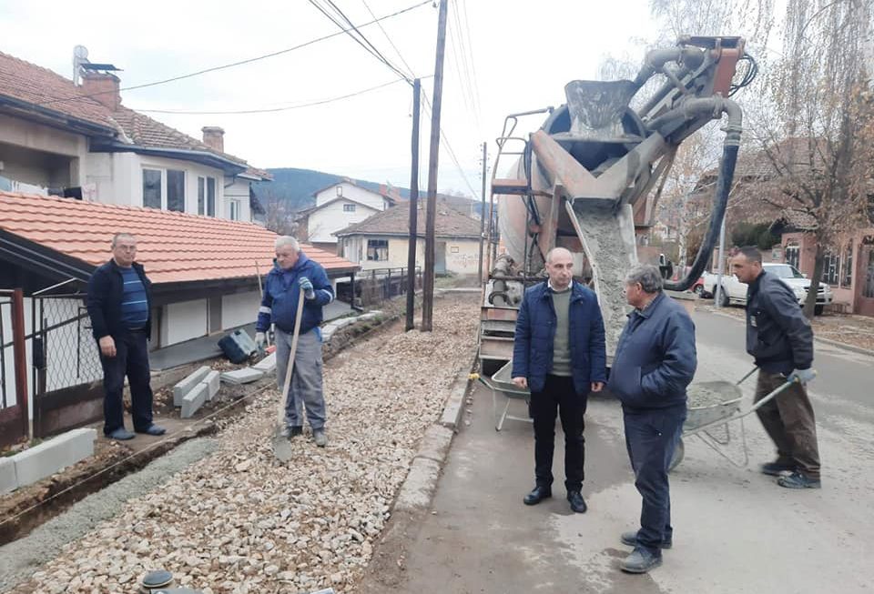Започна изградбата на тротоари на ул. ,,Борис Кидрич” во Берово