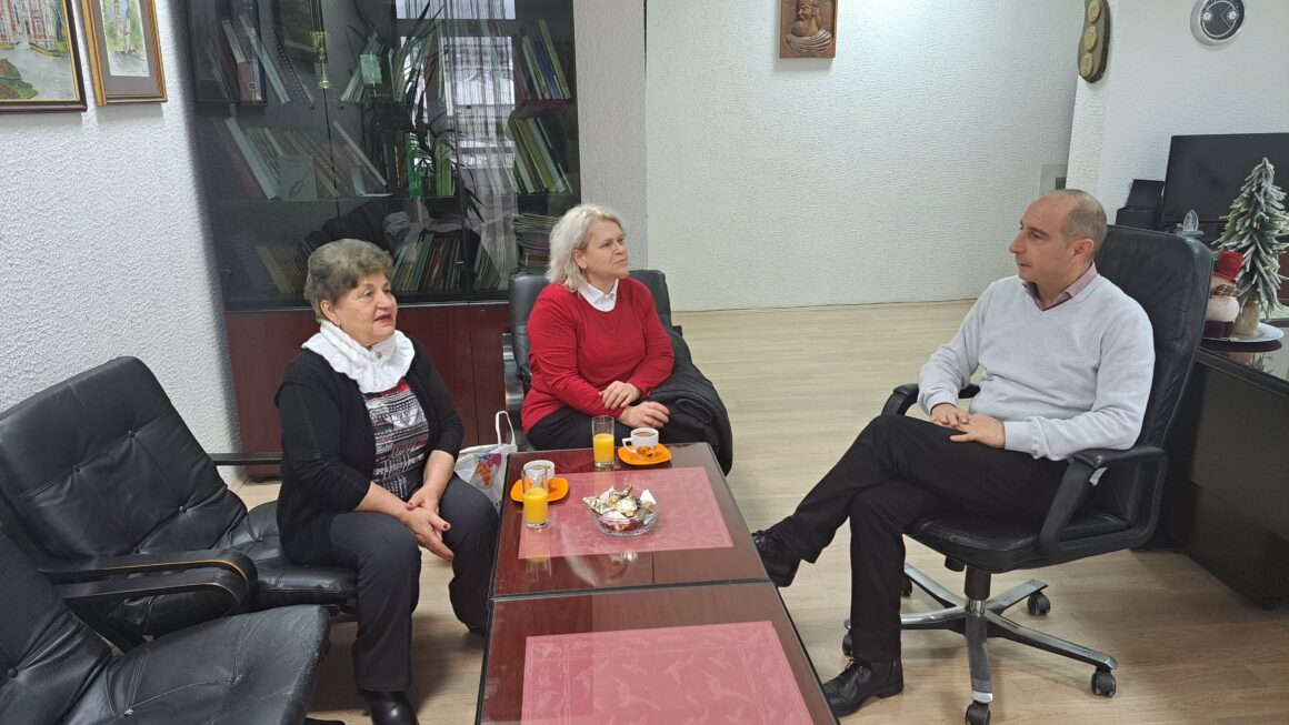 Градоначалникот Пекевски оствари средба со преставничките на Македонија, од Берово, на Меѓународниот занаетчиски форум во Шарја