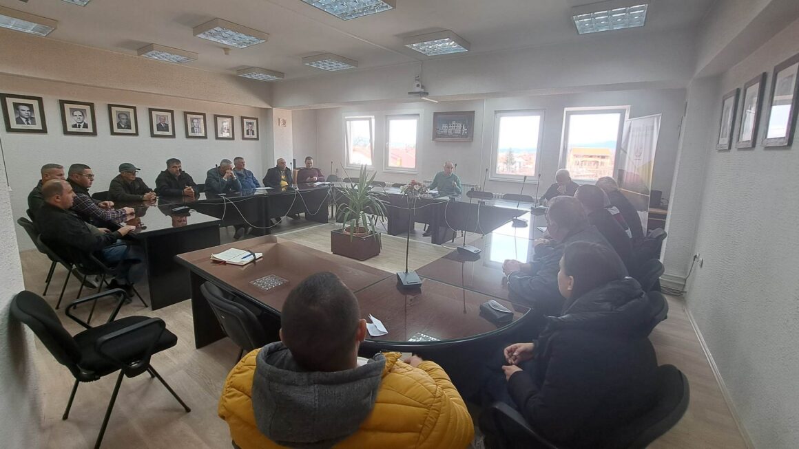 Градоначалникот Пекевски одржа состанок со членовите на месните заедници од с. Ратево, с. Владимирово, с. Двориште и с. Русиново.