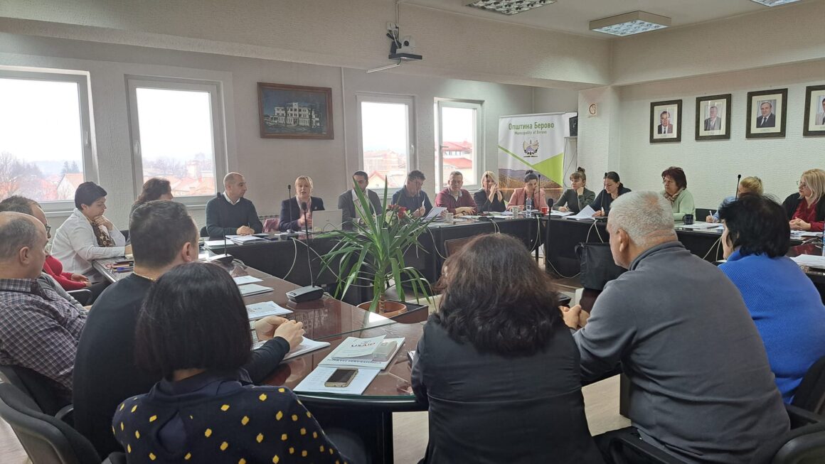 Вработените во Општина Берово, проследија сесија за подобрување на внатрешната комуникација