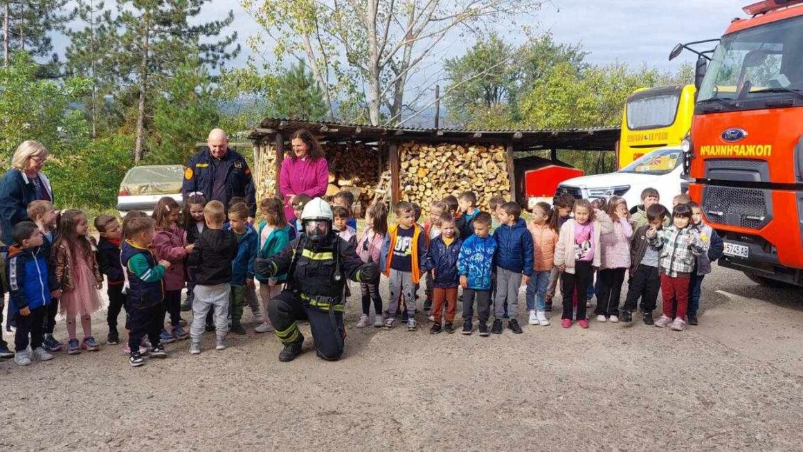 Децата од детската градинка ,,23 Август” во посета на територијалната противпожарна единица во Берово