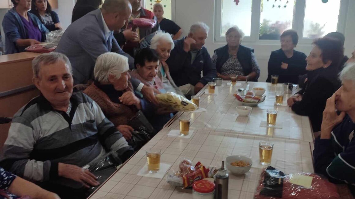 По повод интернационалниот ден на стари лица, Градоначалникот на Општина Берово ги посети корисниците во домот за стари лица д-р. Иван Влашки