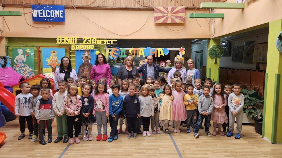 По повод светската недела на детето, Градоначалникот Пекевски ги посети децата во детската градинка  ,,23 Август” , во Берово