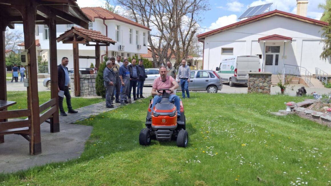 За поефикасно одржување на зелените површини, во градот и населените места, Општина Берово набави косилка