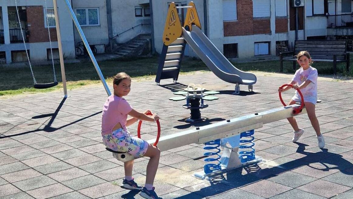 Детскиот парк на ул. ,,Партизанска” доби нови детски реквизити