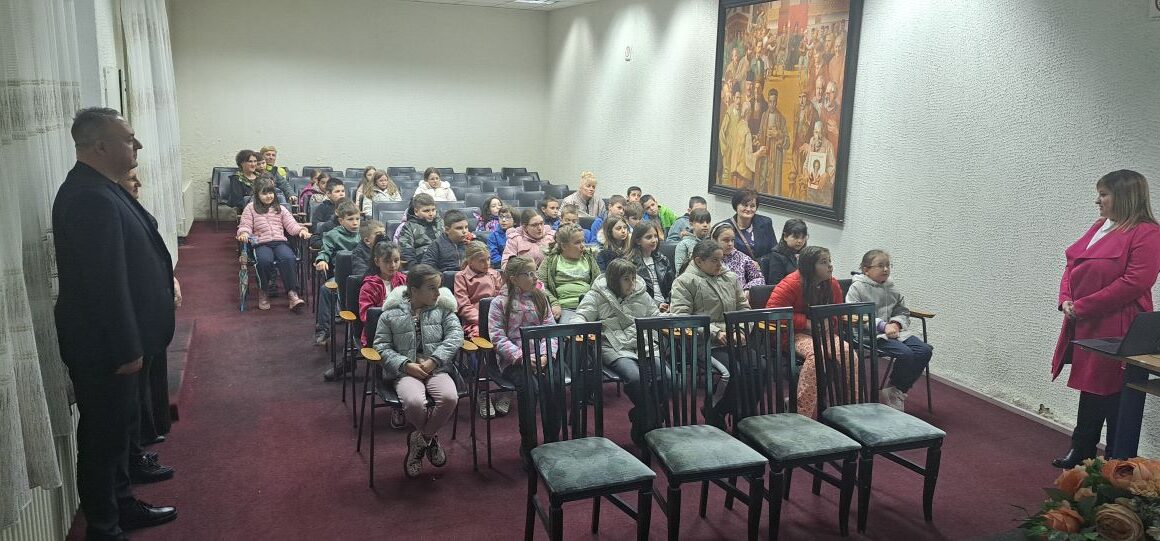 Четвртоодделенците од ООУ ,,Дедо Иљо Малешевски” од Берово,  во посета на општината