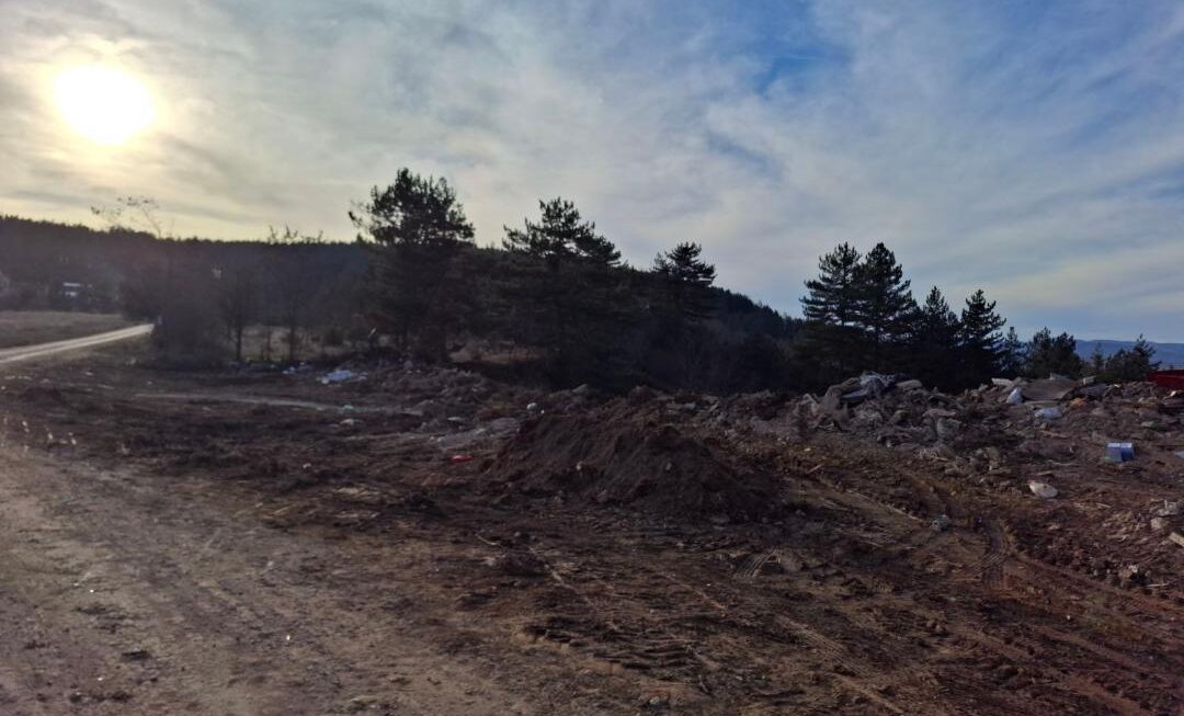 Општина Берово, во соработка со ЈПКР „Услуга“ Берово,  спроведе акција за чистење на депонијата за градежен шут