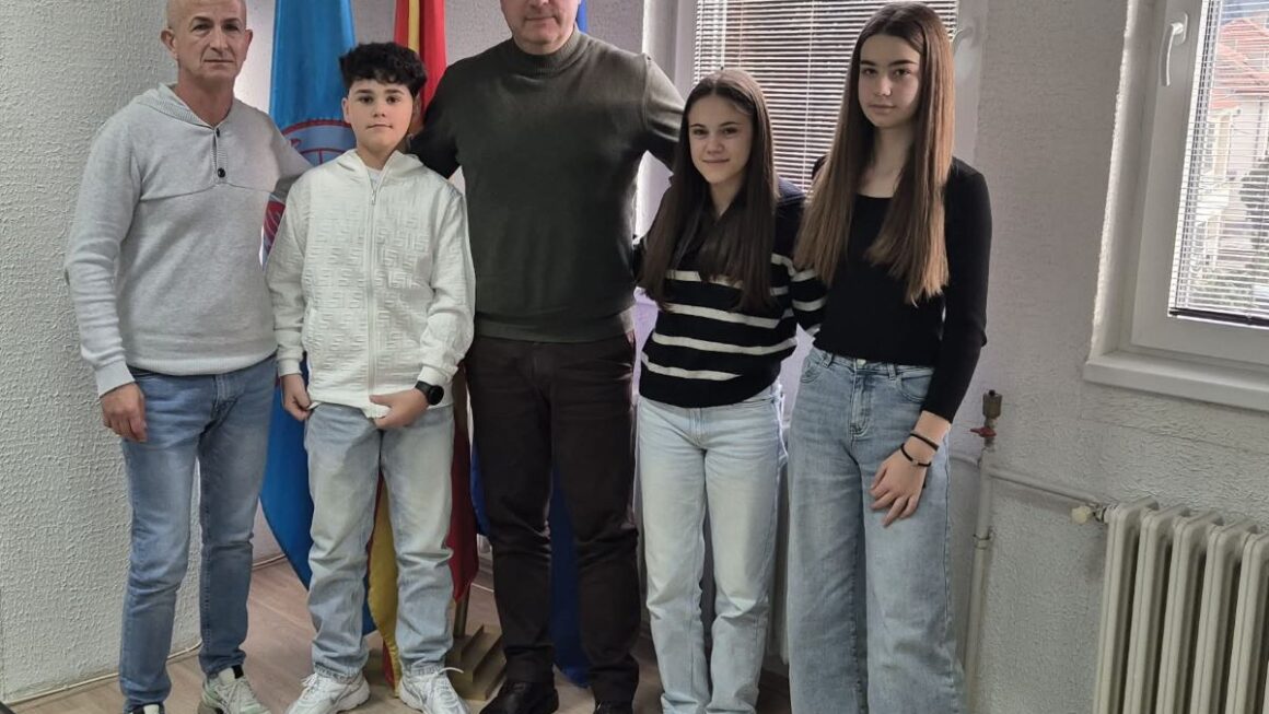 Градоначалникот Ружински оствари средба со пингпонгарите од ППК „Зегин“, со врвни меѓународни успеси