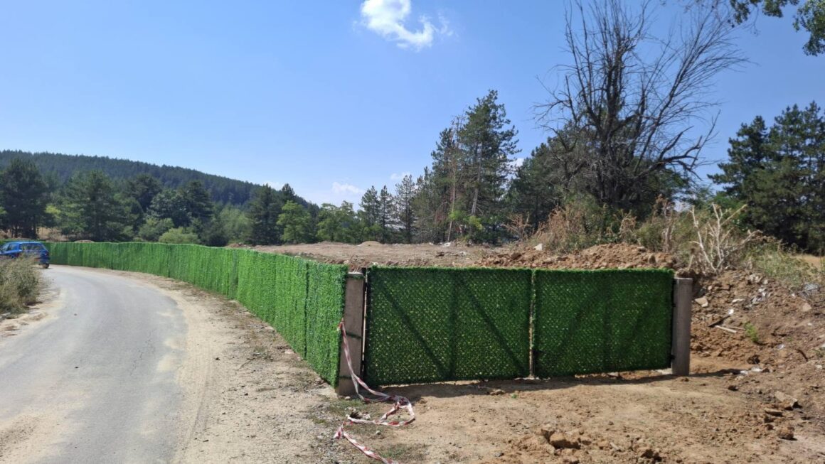 ОГРАДЕНА И ПАРТЕРНО УРЕДЕНА ДЕПОНИЈАТА ЗА ГРАДЕЖЕН ШУТ